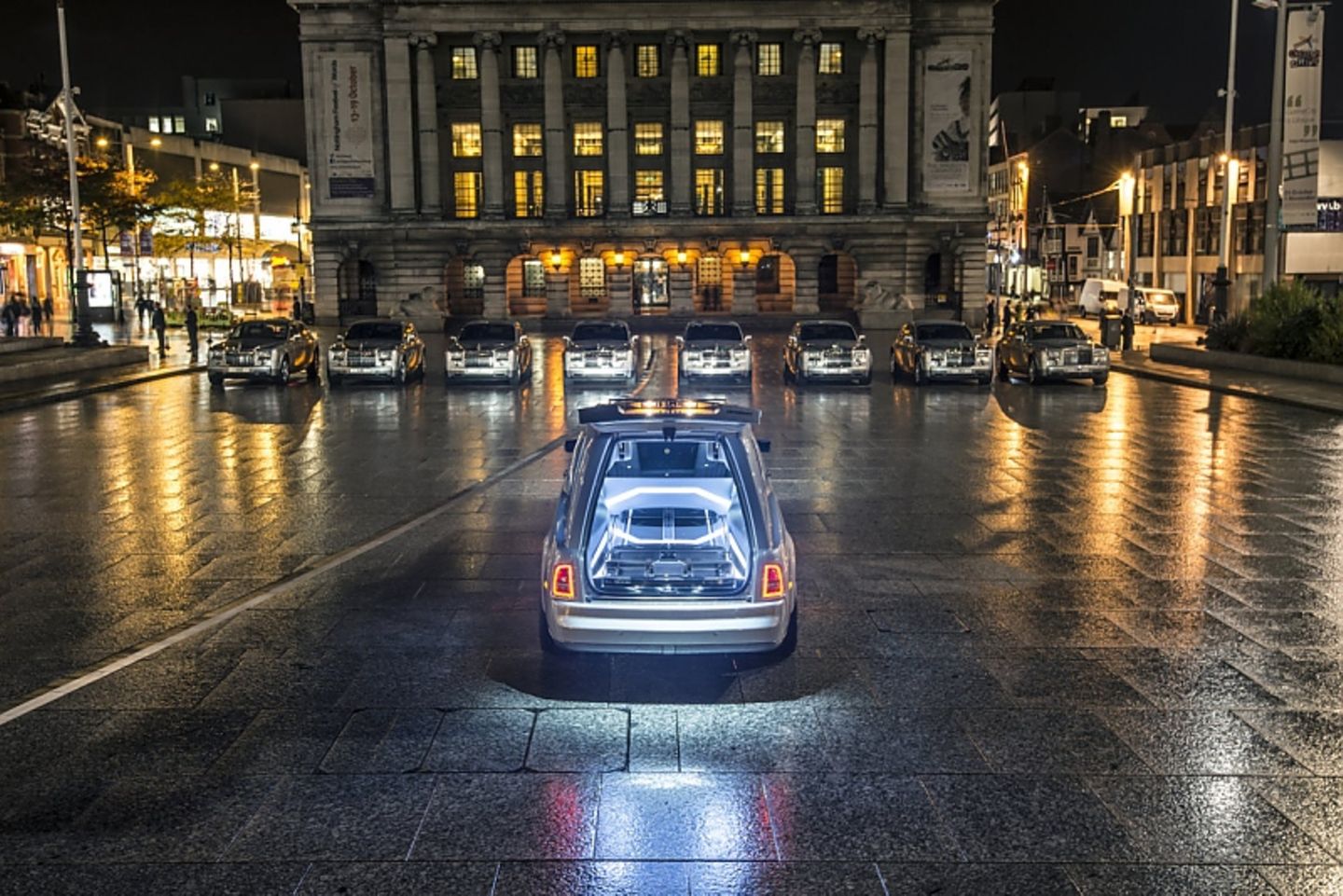 Das britische Bestattungsunternehmen A. W. Lymn mit seiner Rolls Royce Flotte