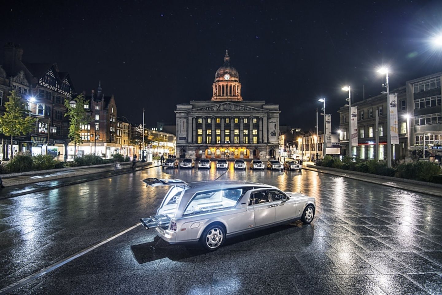 Das britische Bestattungsunternehmen A. W. Lymn mit seiner Rolls Royce Flotte