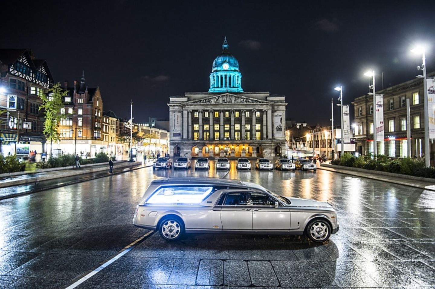 Das britische Bestattungsunternehmen A. W. Lymn mit seiner Rolls Royce Flotte