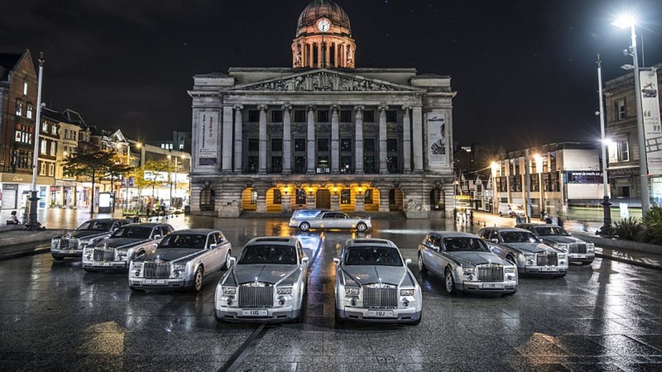 Das britische Bestattungsunternehmen A. W. Lymn mit seiner Rolls Royce Flotte