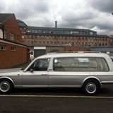 Das britische Bestattungsunternehmen A. W. Lymn mit seiner Rolls Royce Flotte