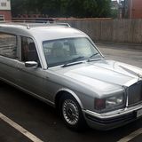 Das britische Bestattungsunternehmen A. W. Lymn mit seiner Rolls Royce Flotte