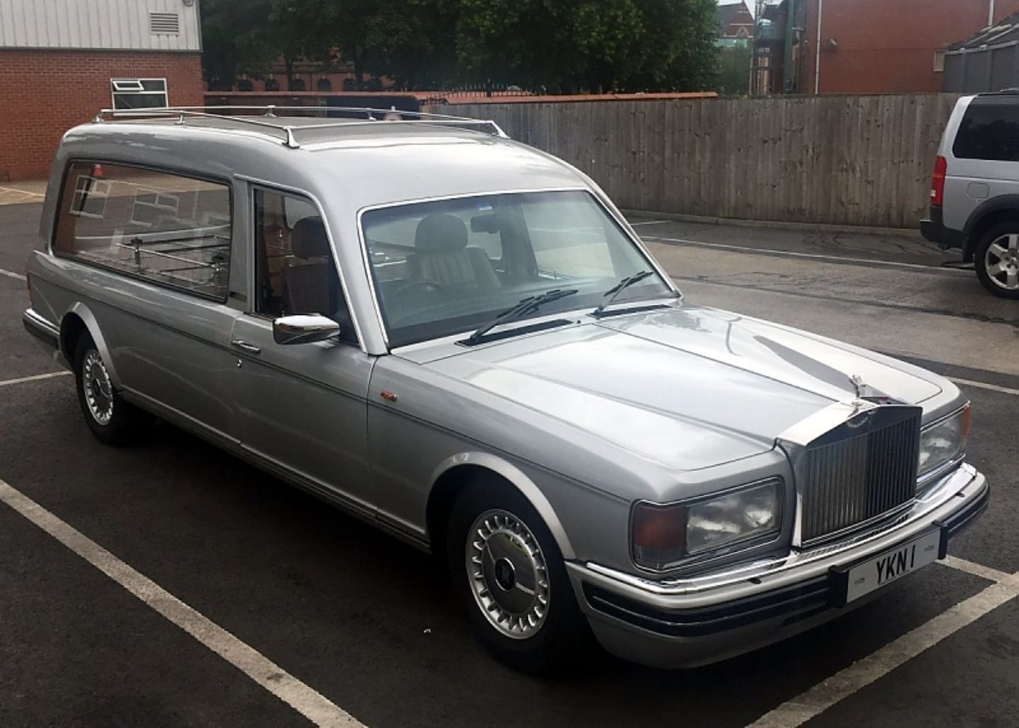 Das britische Bestattungsunternehmen A. W. Lymn mit seiner Rolls Royce Flotte