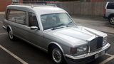 Das britische Bestattungsunternehmen A. W. Lymn mit seiner Rolls Royce Flotte