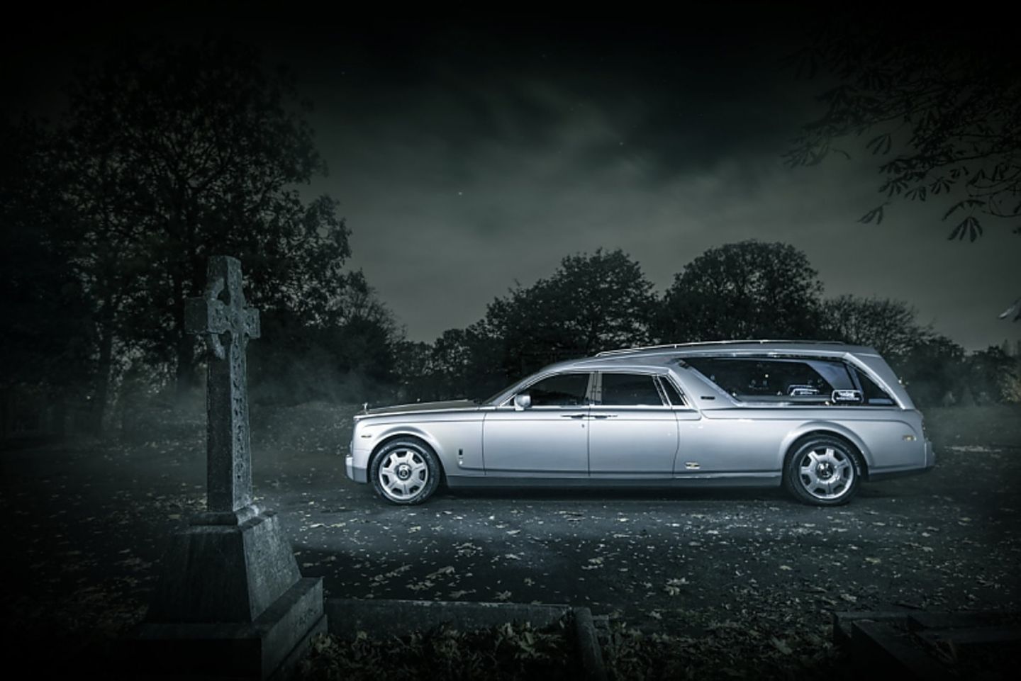 Das britische Bestattungsunternehmen A. W. Lymn mit seiner Rolls Royce Flotte