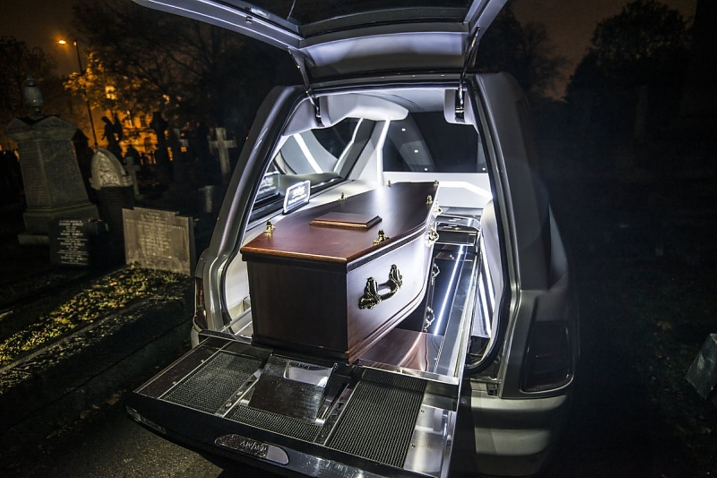 Das britische Bestattungsunternehmen A. W. Lymn mit seiner Rolls Royce Flotte