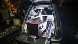 Das britische Bestattungsunternehmen A. W. Lymn mit seiner Rolls Royce Flotte
