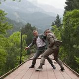 Für die Eröffnungssequenz von "Skyfall" fertigte der Modedesigner Tom Ford insgesamt 85 Versionen des Bond-Anzugs - für Daniel Craig, die Stuntmen und fast jede einzelne Szene. Der Grund: Für die Motorradfahrt mussten die Ärmel beispielsweise länger sein als gewöhnlich.