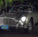 Der Aston Martin DBS lässt nicht nur die Herzen von Auto-Liebhabern höher schlagen. Er hält dank des Stunts in "Casino Royal" (2006), bei dem sich das Auto siebenmal (!) überschlägt, auch einen Weltrekord.