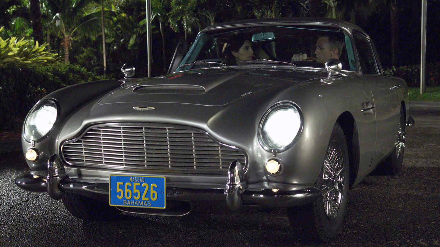Der Aston Martin DBS lässt nicht nur die Herzen von Auto-Liebhabern höher schlagen. Er hält dank des Stunts in "Casino Royal" (2006), bei dem sich das Auto siebenmal (!) überschlägt, auch einen Weltrekord.
