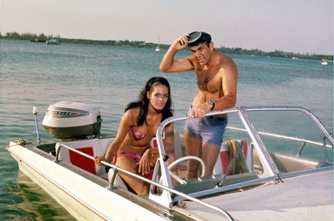 Ist es ihnen augefallen? Zwei Bond-Filme haben die gleiche Story: "Sag niemals nie" (1983) und "Feuerball" (1965). In beiden Filmen spielt Sean Connery die Hauptrolle.