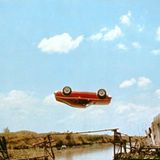 Der legendäre Looping-Stunt über den Fluss in "Der Mann mit dem goldenen Colt" (1974) wurde von 8 Kameras in einem einzigen Take gedreht. Das Fahrmanöver war nicht nur cool anzuschauen, sondern schrieb Filmgeschichte: Es war der erste Stunt, der vorab mit einem Computer kalkuliert wurde.