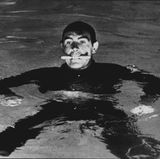 Stuntman Bill Cumming kassierte einen Extra-Bonus in Höhe von 450 US-Dollar dafür, dass er in Largos haiverseuchten Pool sprang.