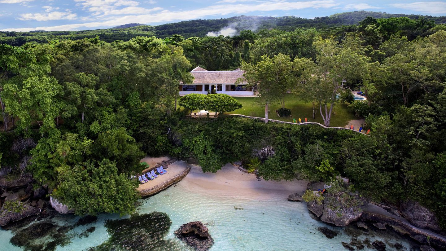 "Goldeneye" war der erste Bond-Streifen mit Pierce Brosnan in der Hauptrolle und gilt als einer der wichtigsten Filme der Reihe. Doch wussten Sie, dass das namensgebende "Goldeneye" eigentlich ein Anwesen auf Jamaika ist, das dem Schriftsteller und Bond-Vater Ian Fleming gehörte? Dort schrieb er insgesamt 14 Romane.