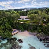 "Goldeneye" war der erste Bond-Streifen mit Pierce Brosnan in der Hauptrolle und gilt als einer der wichtigsten Filme der Reihe. Doch wussten Sie, dass das namensgebende "Goldeneye" eigentlich ein Anwesen auf Jamaika ist, das dem Schriftsteller und Bond-Vater Ian Fleming gehörte? Dort schrieb er insgesamt 14 Romane.