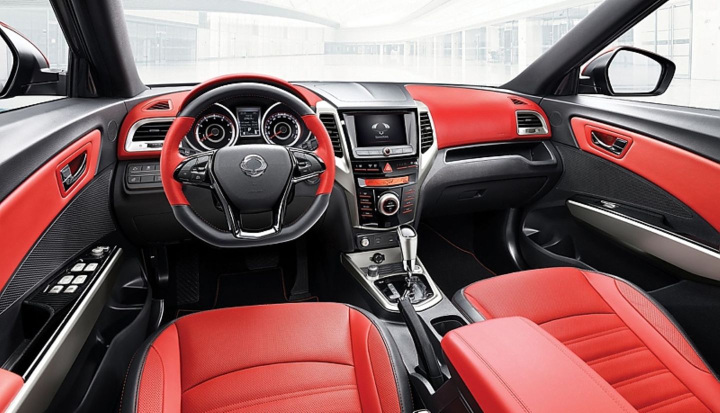 Das Cockpit des SsangYong Tivoli Benziners mit Automatikgetriebe.