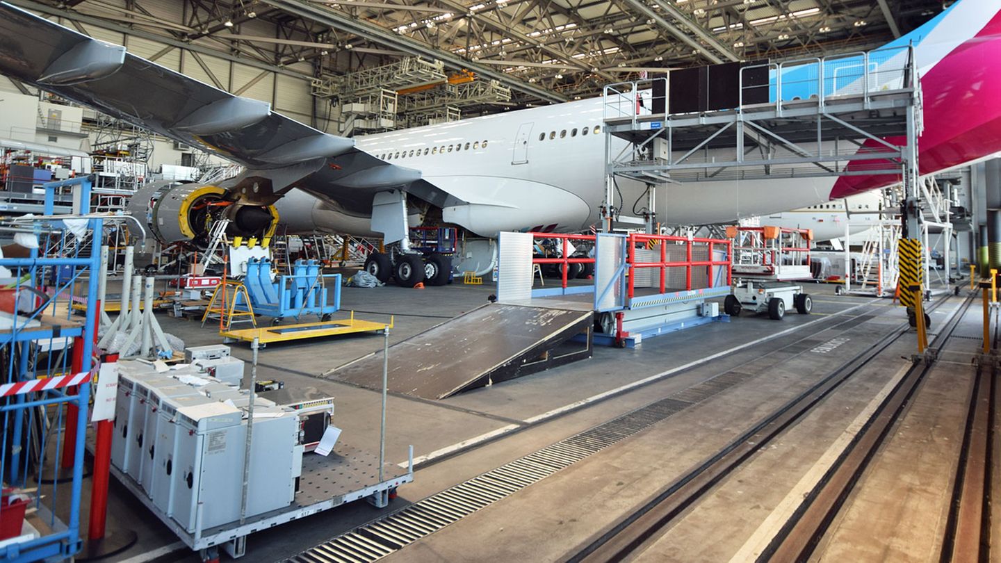 Der Airbus A330-200 im Hangar