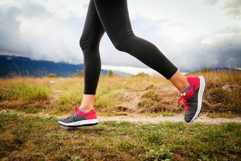 Ein Läufer rennt auf einer Asphaltstraße in Laufschuhen