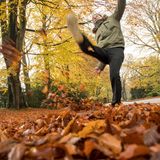 Rutscht jemand auf nassem Laub direkt auf dem Gehweg aus, haftet der Grundstückseigentümer - allerdings nur dann, wenn der Geschädigte nachweisen kann, dass er nur deshalb gestürzt ist, weil der Immobilienbesitzer seiner Kehrpflicht nicht nachgekommen ist. Dann kann der Geschädigte auch Schadensersatz geltend machen. Aber: Gegen solche Fälle können sich Haus- und Wohnungseigentümer mit einer speziellen Versicherung absichern. 