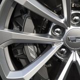 Die serienmäßigen Brembo-Bremsen packen kräftig zu