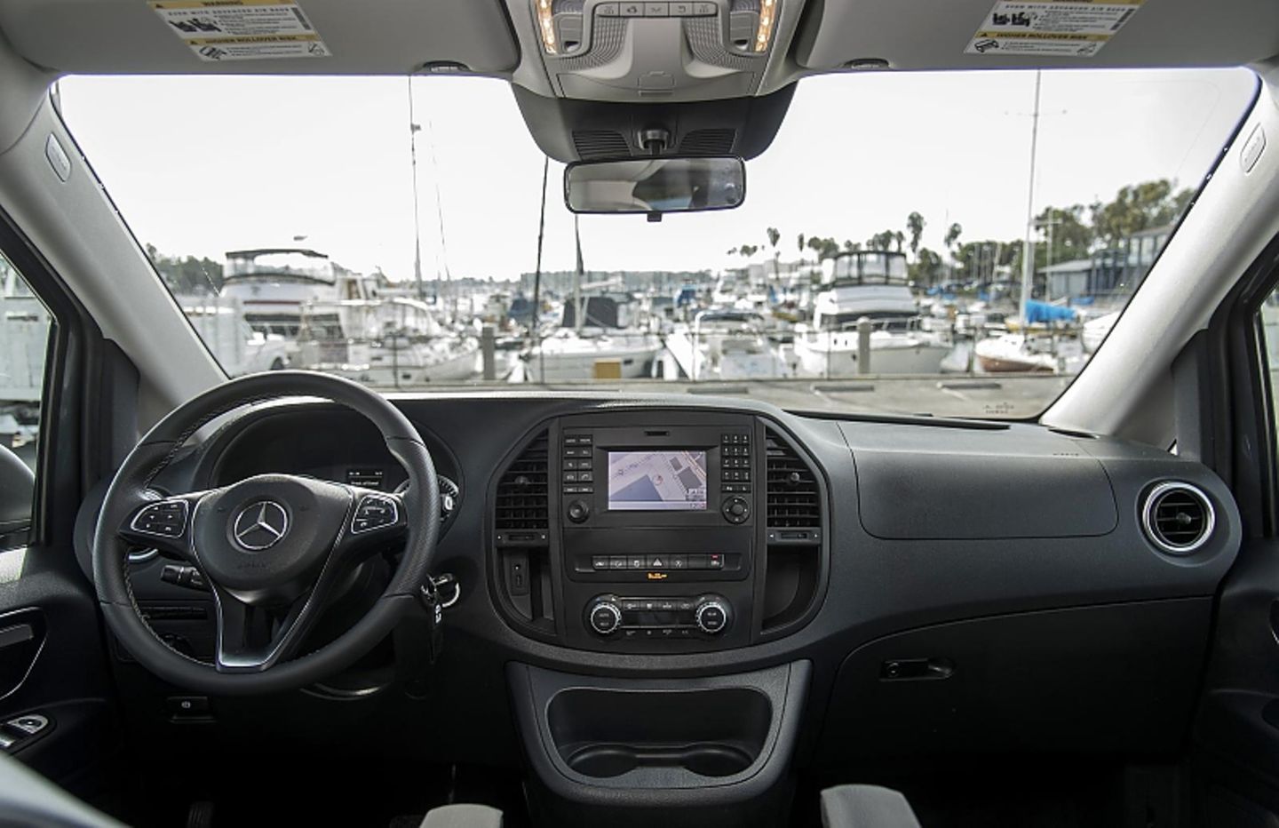Nix geht ohne Cupholder: Mercedes Metris in den USA