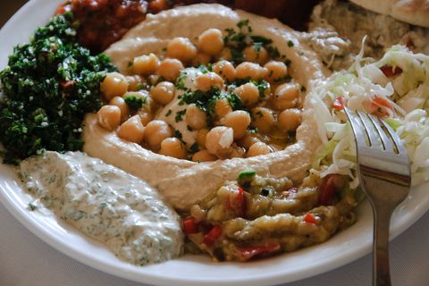 Hummus ist ein Püree aus Kichererbsen.