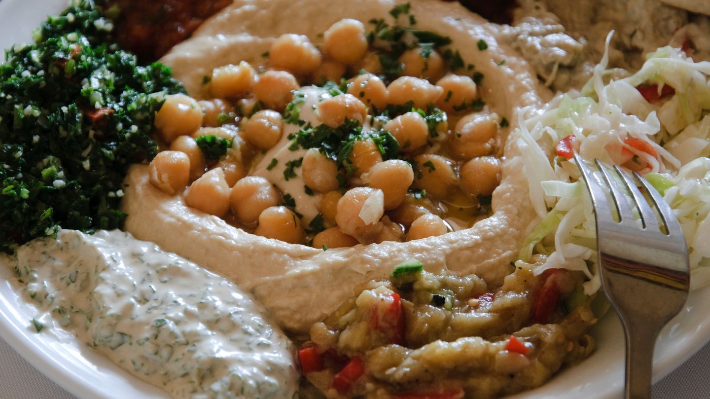 Hummus ist ein Püree aus Kichererbsen.
