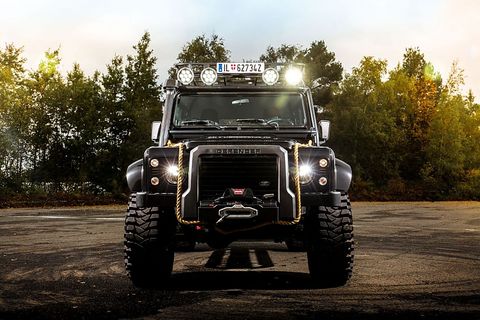 Der aufgemotzte Defender ist schon im Stand furchteinflößend