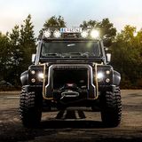 Der aufgemotzte Defender ist schon im Stand furchteinflößend