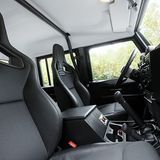 James-Bond-Defender sind Sportsitze montiert