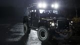 Die Dach-Scheinwerfer tauchen die Umgebung in ein gleißendes Licht