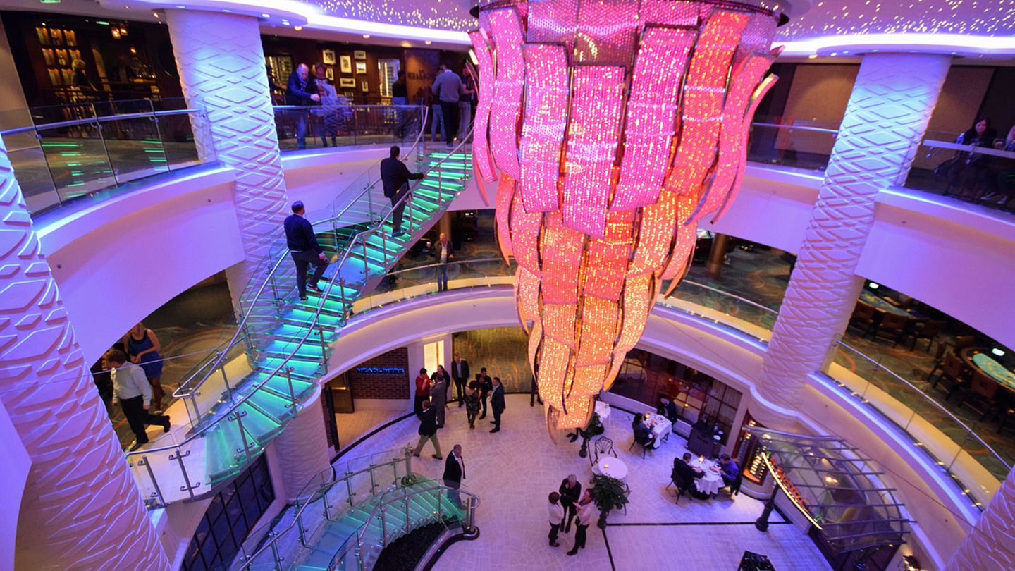Das Treppenhaus der "Norwegian Escape"