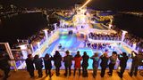 Passagiere an Deck und das Hamburger Lichtermeer