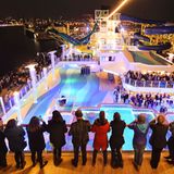 Passagiere an Deck und das Hamburger Lichtermeer