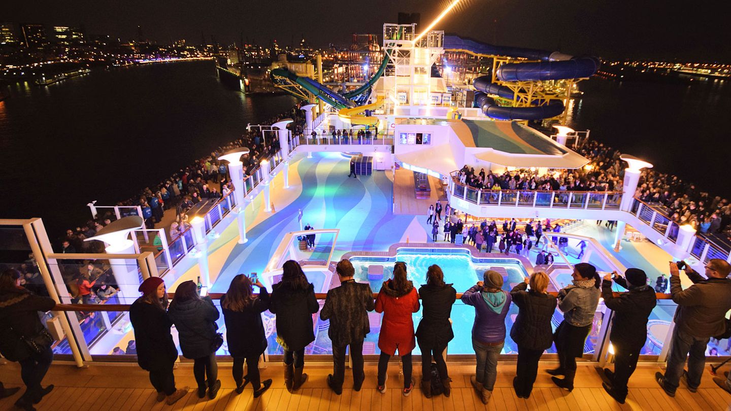 Passagiere an Deck und das Hamburger Lichtermeer
