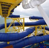 Blaues Röhrensystem am Oberdeck