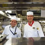 Zwei Köche in der Bordküche