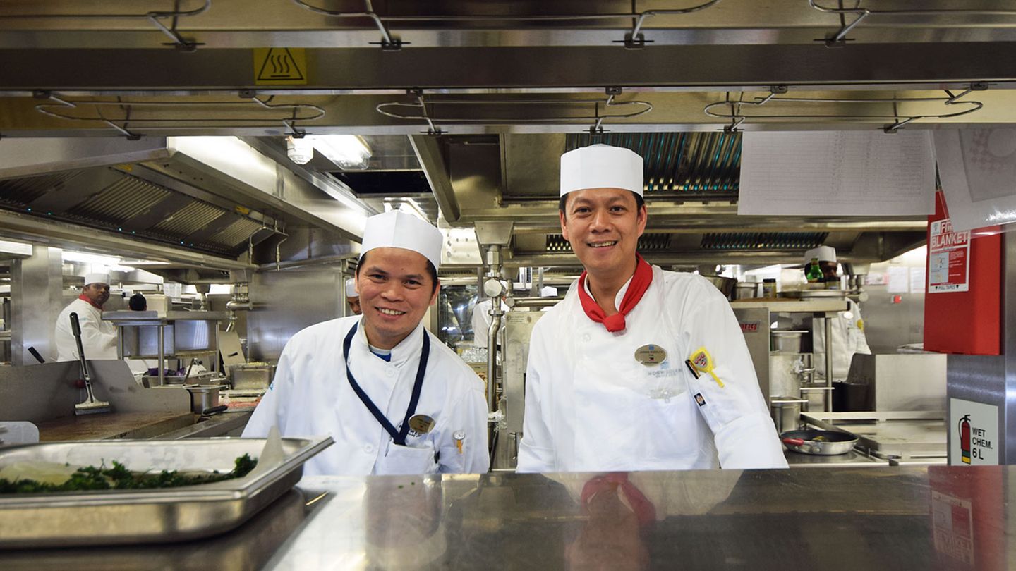 Zwei Köche in der Bordküche