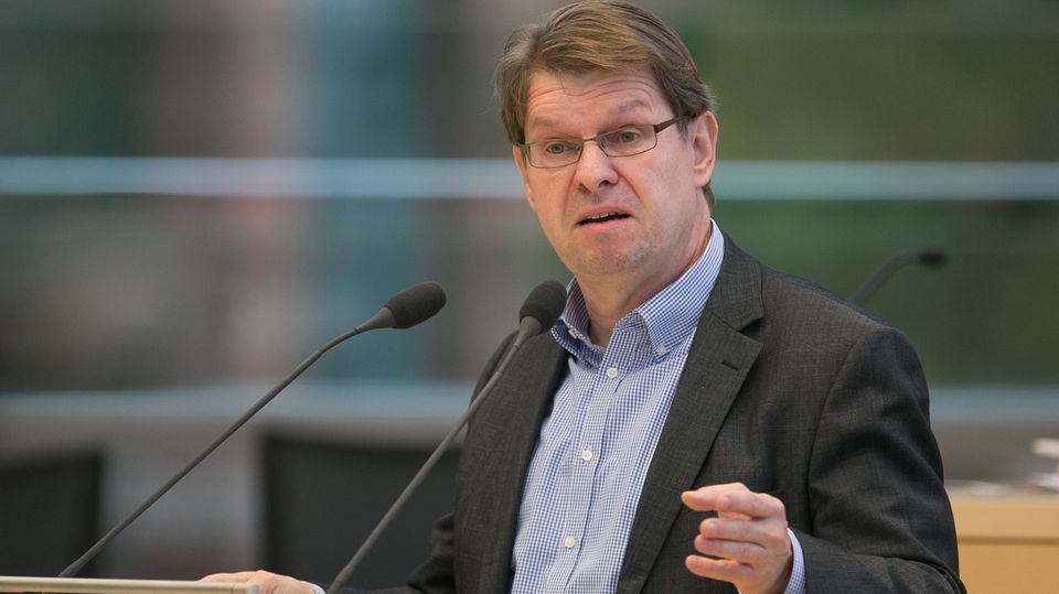 SPD-Vorsitzende Ralf Stegner SPD-Vorsitzender Ralf Stegner fordert ein milliardenschweres Investitionspaket für die Bewältigung der Flüchtlingskrise.