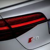 Die Rückleuchten des Audi S8 Plus sind etwas dunkler als beim normalen S8