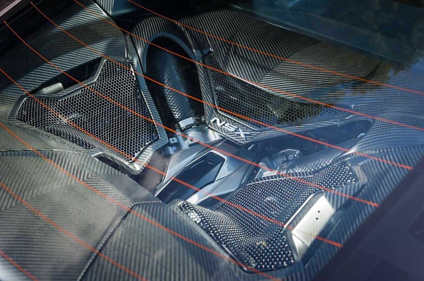 Die Schläuche lassen das V6-Kraftwerk erahnen