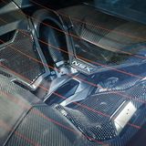 Die Schläuche lassen das V6-Kraftwerk erahnen