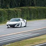 Der Honda NSX liegt satt auf der Straße