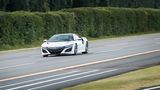 Der Honda NSX liegt satt auf der Straße