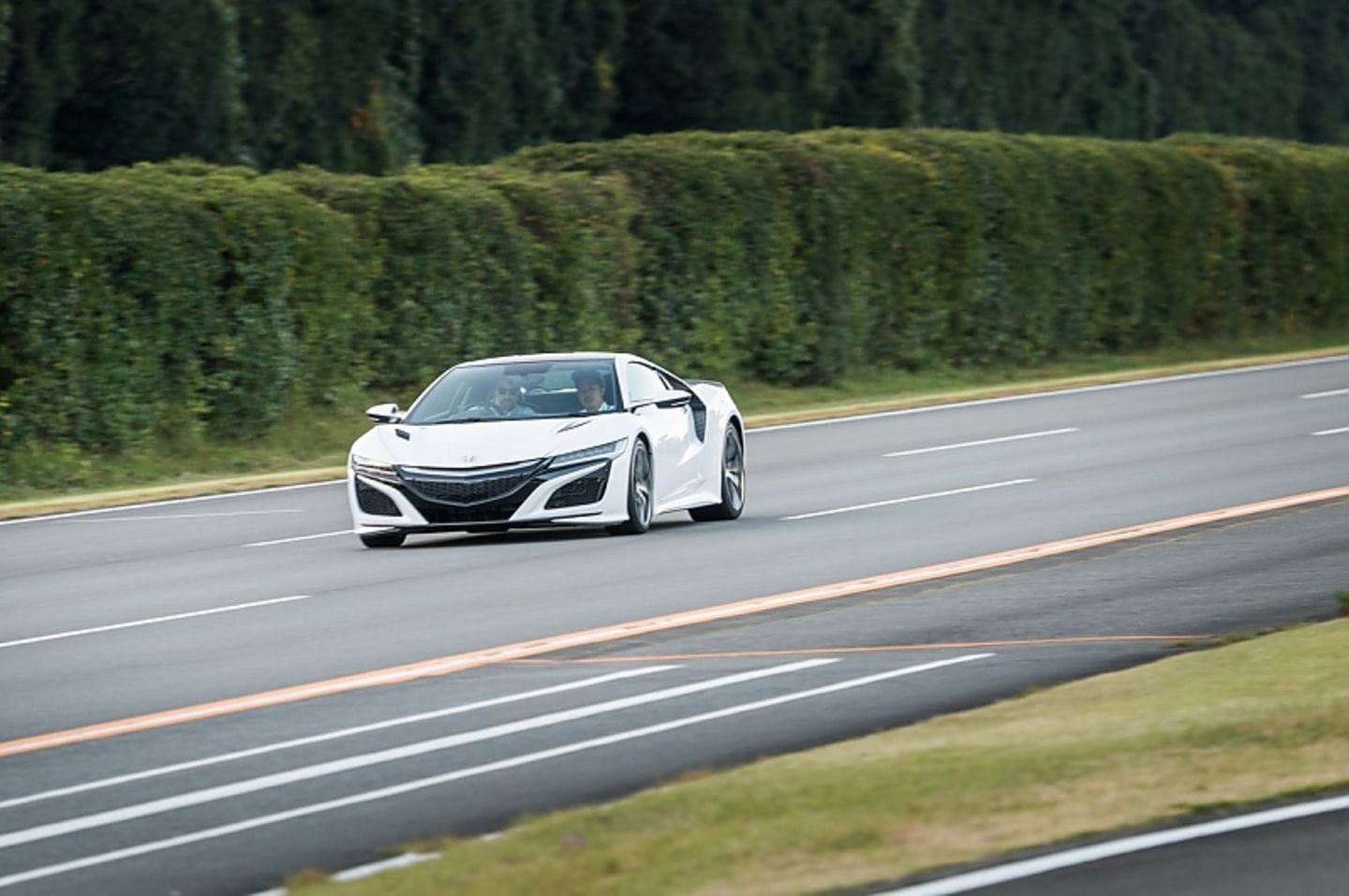 Der Honda NSX liegt satt auf der Straße