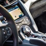 Mit dem runden Knopf stellt man die vier Fahrmodi ein