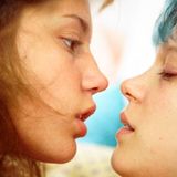 Möglicherweise war es diese Rolle, die Léa Seydoux als Bond-Girl ins Gespräch gebracht hat: Zusammen mit Adele Exarchopoulos spielte sie 2013 in dem erotischen Filmdrama "Blau ist eine warme Farbe" - und lieferte einige explizite Sexszenen ab. Zuvor hat die Schauspielerin auch in internationalen Großproduktionen auf sich aufmerksam gemacht, etwa in Quentin Tarantinos "Inglourious Basterds" (2009) oder in "Mission: Impossible - Phantom Protokoll" (2011).