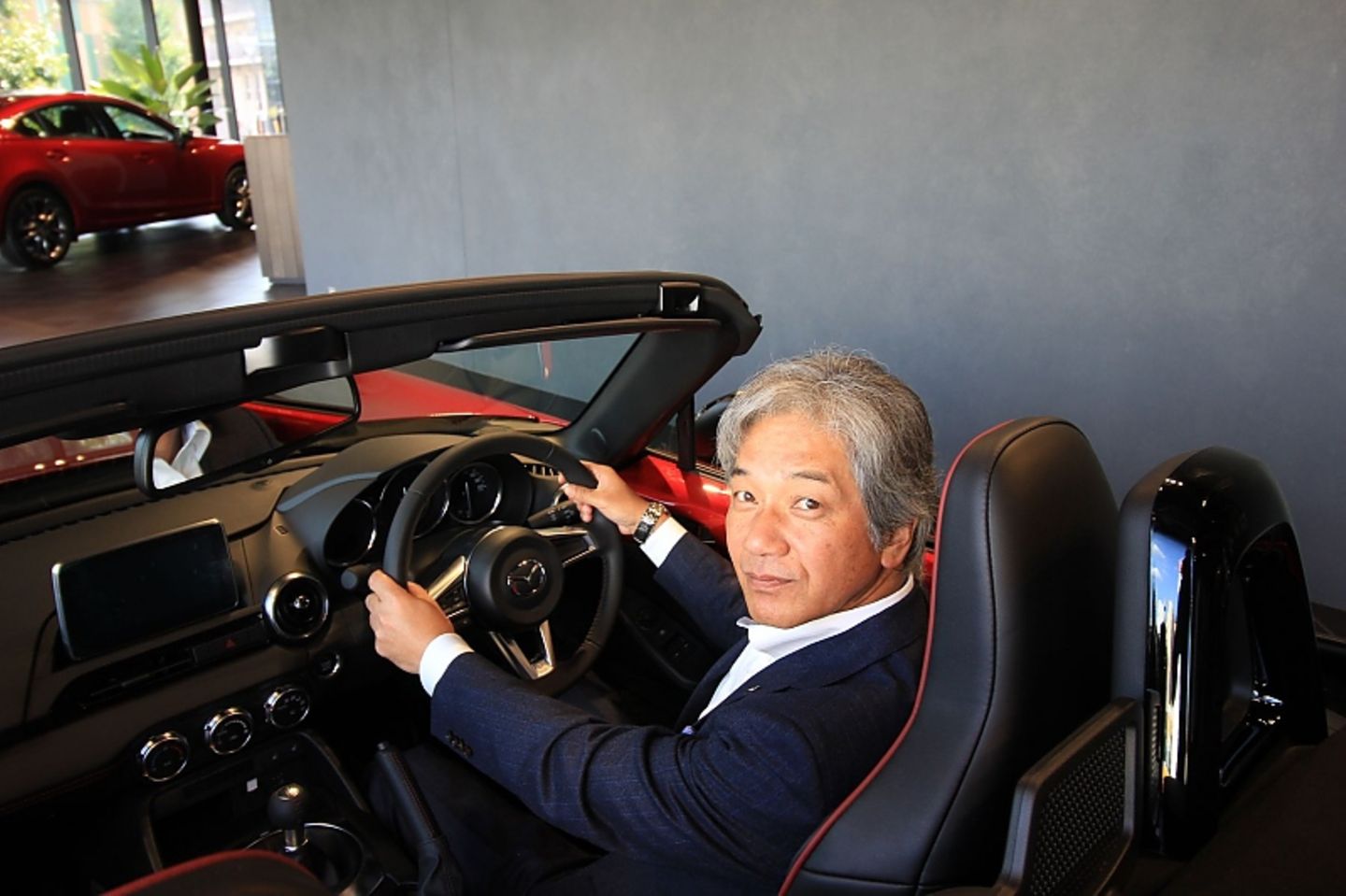 Kanto-Präsident Raita Nishiyama im neuen Mazda MX-5.