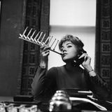 Mit diesem Zigarettenhalter ist es möglich, eine ganze Schachtel auf einmal zu rauchen.