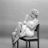 Der Traum aller, die gerne sündigen: rauchen und trinken in einem. Dieser Zigarettenhalter hat vorne gleich ein Weinglas eingebaut.